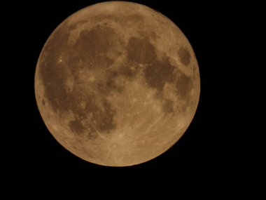 Karanlık gökyüzünde dolunay.