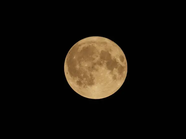 Gece gökyüzünde ay ışığı