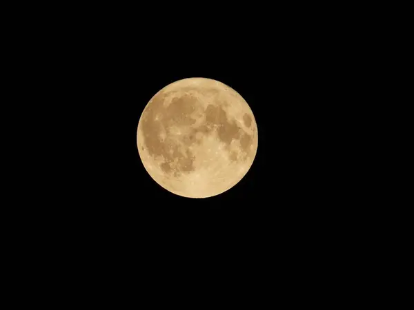 Gece gökyüzündeki ay