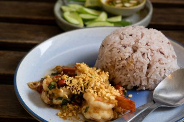 Sarımsaklı ve acılı kızarmış karides ve pilav.