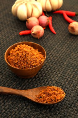 Tayland bitkileriyle balık yemeği ezmesi.