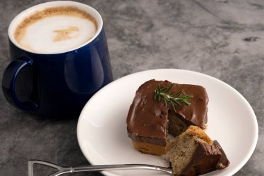 Muzlu çikolatalı kek ve sıcak latte.