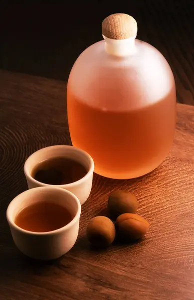 飲み放題の日本式プラム発酵酒 ロイヤリティフリーのストック写真