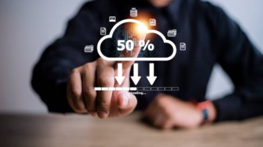 Bulut depolama teknolojisi kavramı. İş adamları belgeleri veya verileri çevrimiçi depoya senkronize etmek için dizüstü bilgisayar kullanır. Dosyaları yükle ve indir. Veri paylaşımı ve ağ aktarımı.