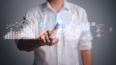 İş ve Finans Konsepti Veri Analizi. Kâr analitiği, çevrimiçi pazarlama araştırması ve dijital iş stratejisi için bilgi raporunun gelecekteki bilgisayar teknolojisini gösteren grafik arayüzü.