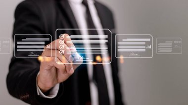 Evraksız işyeri fikirleri, e-imza, elektronik imza, belge yönetimi. Bir işadamı sanal ekrandaki dijital bir belgede stil kalem kullanarak elektronik bir belge imzalar..