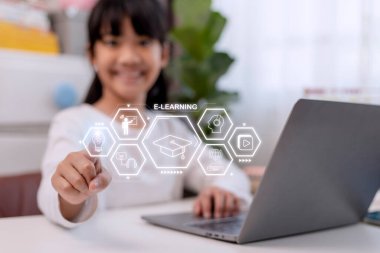 Eğitim teknolojisi konsepti. Öğrenci kız odada öğreniyor. Online okul. EdTech.E öğrenme konsepti