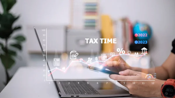 納税最適化ビジネスファイナンスの概念 テクノロジー画面上に税金のアイコンを持つ人々 所得税とプロパティ ビジネス 個人やVaなどの企業の背景 — ストック写真