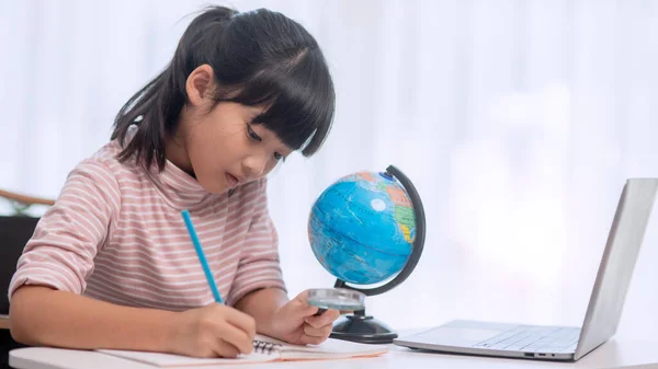 Azjatycka Dziewczynka Uczy Się Modelu Globu Koncepcji Ratowania Świata Uczenia — Zdjęcie stockowe
