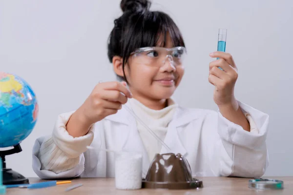 Asian Student Mixing Solution Science Experiment Laboratory Class — Stock Photo, Image