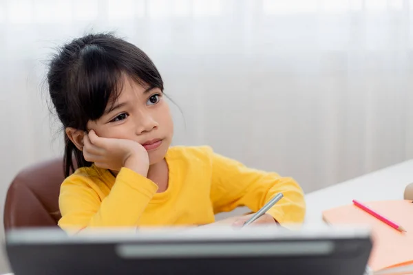 Kleines Asiatisches Mädchen Das Allein Sitzt Und Mit Gelangweiltem Gesicht — Stockfoto