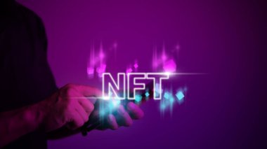 İş adamı parmakları sanal ekrana dokunuyor, NFT dijital şifreleme sanatı engelleme teknolojisi konsepti