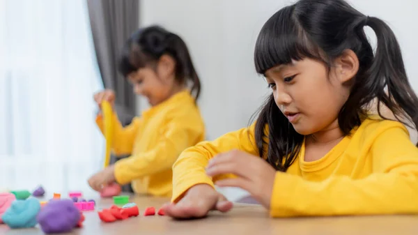 Menina Está Aprendendo Usar Massa Jogo Colorida Uma Sala — Fotografia de Stock