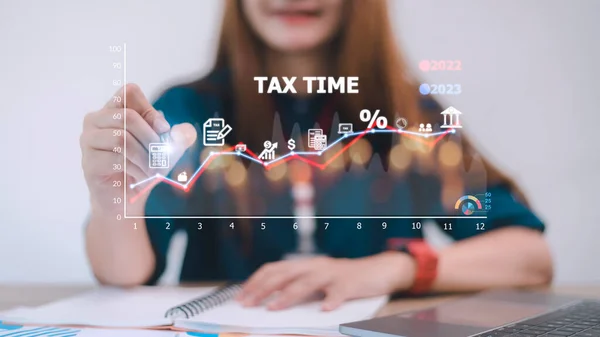 納税最適化ビジネスファイナンスの概念 テクノロジー画面上に税金のアイコンを持つ人々 所得税とプロパティ ビジネス 個人やVaなどの企業の背景 — ストック写真