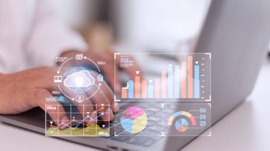 Bilgisayarda İş Analizi ve Veri Yönetim Sistemi ile çalışan analist, KPI ve veritabanına bağlı metrik raporlar hazırlıyor. Finans, işlemler, satış ve pazarlama için kurumsal strateji.