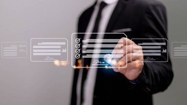 Evraksız işyeri fikirleri, e-imza, elektronik imza, belge yönetimi. Bir işadamı sanal ekrandaki dijital bir belgede stil kalem kullanarak elektronik bir belge imzalar..