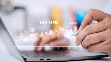 Vergi ödeme optimizasyon işletme finansmanı kavramı, teknoloji ekranında vergi ikonu olan insanlar, gelir vergisi ve mülkü, iş geçmişi, bireyler ve VA gibi şirketler