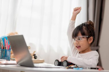 Asyalı öğrenciler evlerinde robot arabaları ve elektronik tahta kablolarını STEM, STEAM, matematik mühendisliği, bilim teknolojisi bilgisayar kodlarını çocuk konsepti için robotikte kodlayarak öğreniyorlar..