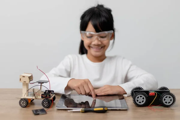 Los Estudiantes Asia Aprenden Casa Codificación Automóviles Robóticos Cables Placas — Foto de Stock