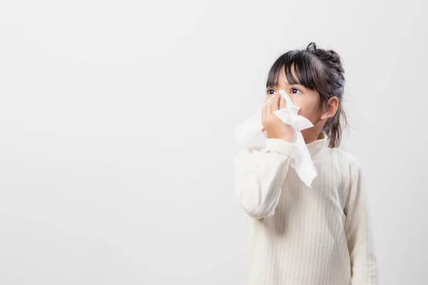 組織紙の上で鼻や冷たい咳をくしゃみで病気のアジアの子供の女の子は弱いまたはウイルスやほこりの天気から細菌 — ストック写真