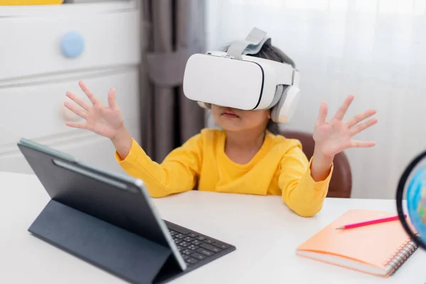 Azjatyckie Dziecko Wirtualną Rzeczywistością Kid Exploring Digital Virtual World Goggles — Zdjęcie stockowe
