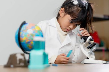 Eğitim, bilim, kimya ve çocuk kavramı - çocuklar ya da tüp bebek yapma deney okul laboratuarında öğrencilere