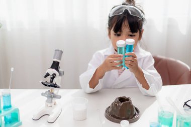 Eğitim, bilim, kimya ve çocuk kavramı - çocuklar ya da tüp bebek yapma deney okul laboratuarında öğrencilere