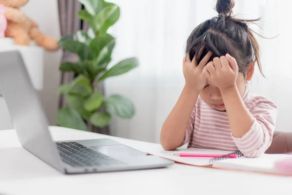 Azjatyckie Dziecko Poważnie Myśli Nauce Odrabiania Lekcji Podczas Lekcji Online — Zdjęcie stockowe