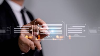 Evraksız işyeri fikirleri, e-imza, elektronik imza, belge yönetimi. Bir işadamı sanal ekrandaki dijital bir belgede stil kalem kullanarak elektronik bir belge imzalar..