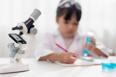 Eğitim, bilim, kimya ve çocuk kavramı - çocuklar ya da tüp bebek yapma deney okul laboratuarında öğrencilere