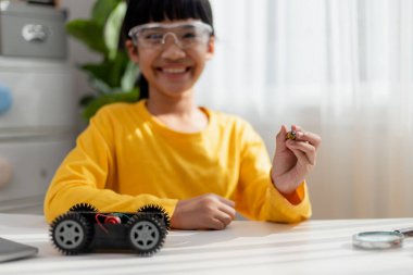 Asyalı öğrenciler evlerinde robot arabaları ve elektronik tahta kablolarını STEM, STEAM, matematik mühendisliği, bilim teknolojisi bilgisayar kodlarını çocuk konsepti için robotikte kodlayarak öğreniyorlar..