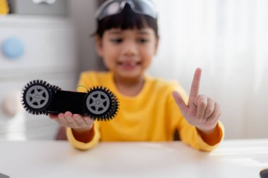 Asyalı öğrenciler evlerinde robot arabaları ve elektronik tahta kablolarını STEM, STEAM, matematik mühendisliği, bilim teknolojisi bilgisayar kodlarını çocuk konsepti için robotikte kodlayarak öğreniyorlar..