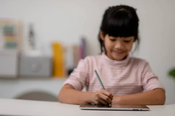 Azji Mało Słodkie Dziewczyna Dotykając Cyfrowy Ekran Tabletu Stole — Zdjęcie stockowe