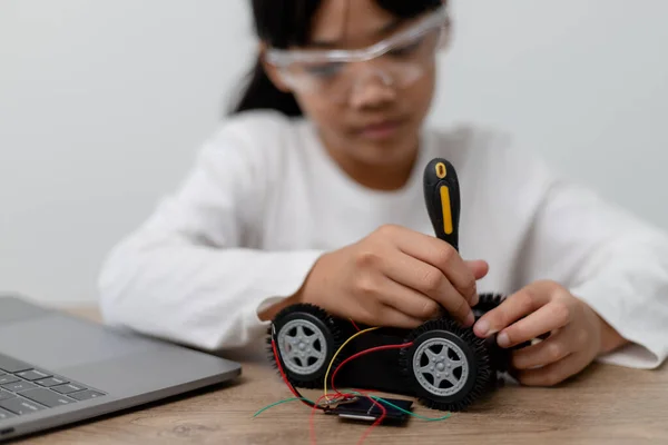 Los Estudiantes Asia Aprenden Casa Codificación Automóviles Robóticos Cables Placas — Foto de Stock