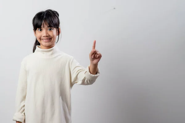 Edukacja Szkoła Wyobrażona Koncepcja Ekranu Azjatycka Dziewczynka Wskazująca Powietrzu Lub — Zdjęcie stockowe