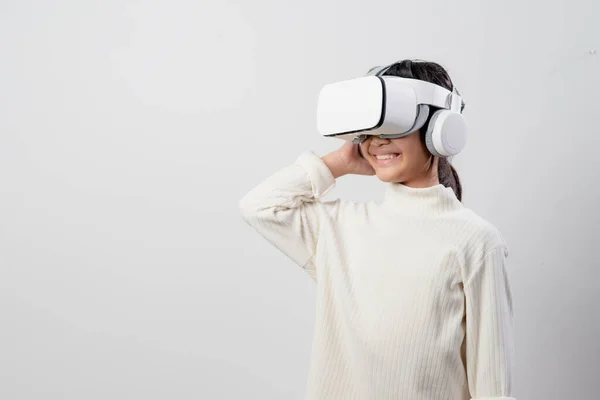 Menina Asiática Com Fone Ouvido Realidade Virtual Tecnologia Inovação Conceito — Fotografia de Stock