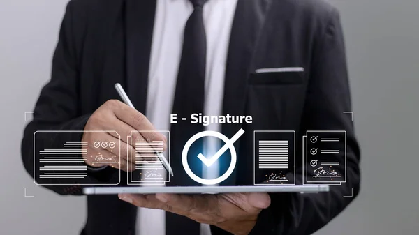 Online Business Contract Electronic Signature Signing Digital Document Management Paperless — kuvapankkivalokuva