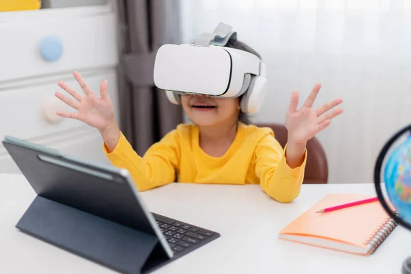 Azjatyckie Dziecko Wirtualną Rzeczywistością Kid Exploring Digital Virtual World Goggles — Zdjęcie stockowe