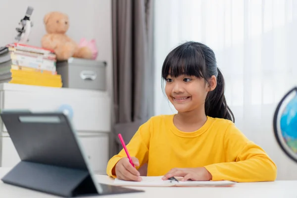 Asyalı Liseli Kız Evde Dijital Tabletle Ödevini Yapıyor Çocuklar Çalışmak — Stok fotoğraf