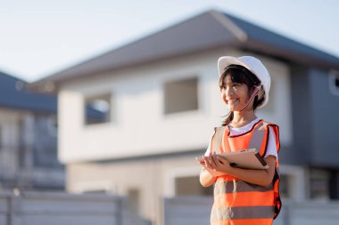 Asyalı küçük kız geleceğin mühendisleri.