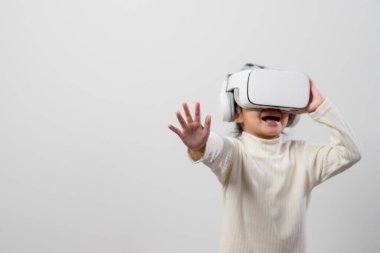 Sanal gerçeklik kulaklığı olan Asyalı küçük bir kız. Yenilik teknolojisi ve eğitim kavramı