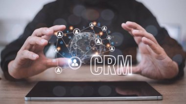 İş satış pazarlama sistemi konsepti için CRM Müşteri İlişkileri Yönetimi CRM veritabanı analizini desteklemek için hizmet uygulamasının fütüristik grafik arayüzünde sunulmuştur.