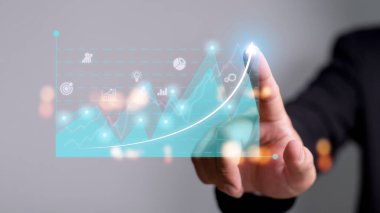 İş geliştirme başarıya ve büyüyen büyüme konseptine, İşadamı ok grafiğini işaret ederek şirketlerin gelecekteki büyüme planına