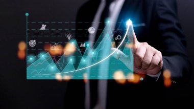 İş geliştirme başarıya ve büyüyen büyüme konseptine, İşadamı ok grafiğini işaret ederek şirketlerin gelecekteki büyüme planına