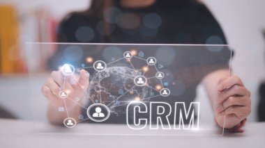 İş satış pazarlama sistemi konsepti için CRM Müşteri İlişkileri Yönetimi CRM veritabanı analizini desteklemek için hizmet uygulamasının fütüristik grafik arayüzünde sunulmuştur.