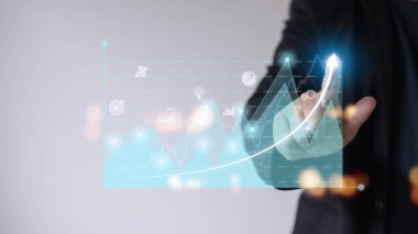 İş geliştirme başarıya ve büyüyen büyüme konseptine, İşadamı ok grafiğini işaret ederek şirketlerin gelecekteki büyüme planına