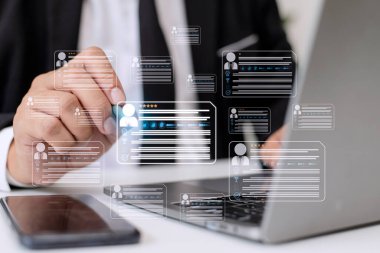 İnsan kaynakları teknolojisi. İnsan kaynakları sisteminin basitleştirilmesi için çevrimiçi ve modern teknolojiler. İnsan kaynakları yöneticisi, CV 'yi işi için mükemmel bir çalışan seçmek üzere internetten kontrol eder..