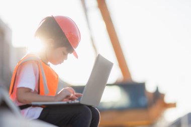 Asyalı küçük kız geleceğin mühendisleri.