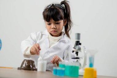 Eğitim, bilim, kimya ve çocuk kavramı - çocuklar ya da tüp bebek yapma deney okul laboratuarında öğrencilere