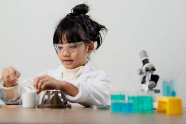 Eğitim, bilim, kimya ve çocuk kavramı - çocuklar ya da tüp bebek yapma deney okul laboratuarında öğrencilere